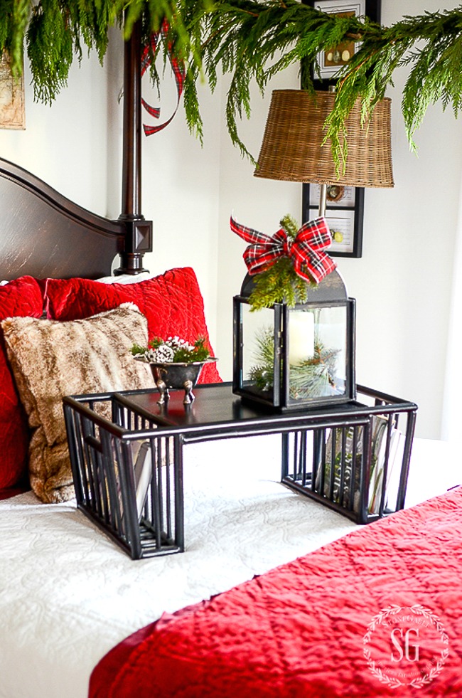 RED AND WHITE CHRISTMAS BEDROOM