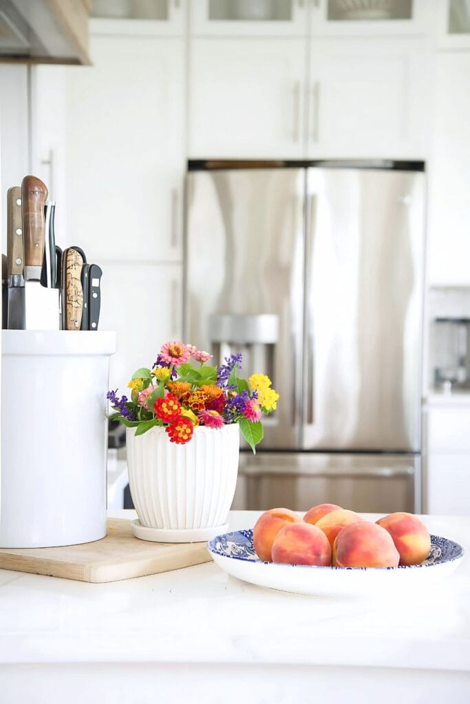 1 DECORATING KITCHEN COUNTERTOPS-peaches in a blue and white bowl on a contertop