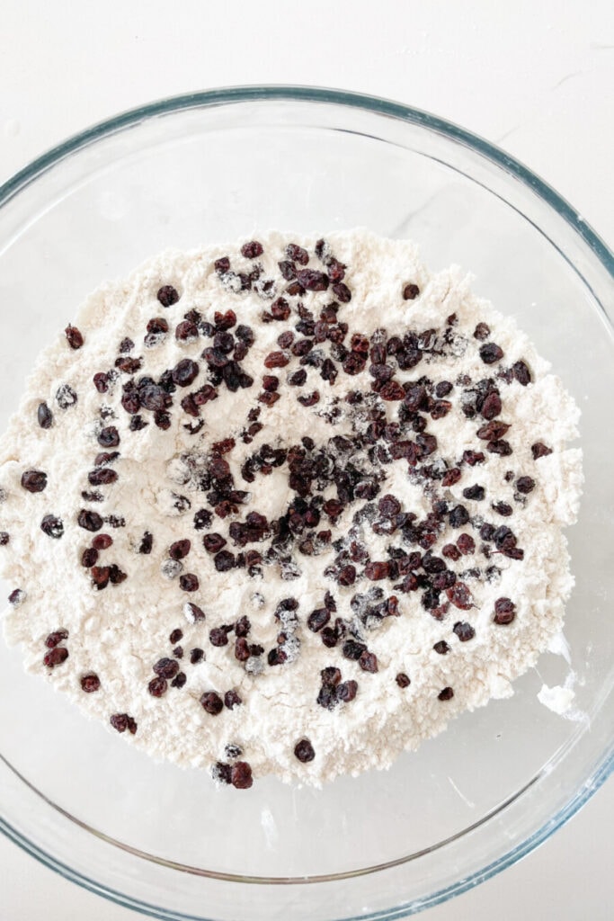 CURRANTS IN FLOUR TO MAKE IRISH SODA BREAD