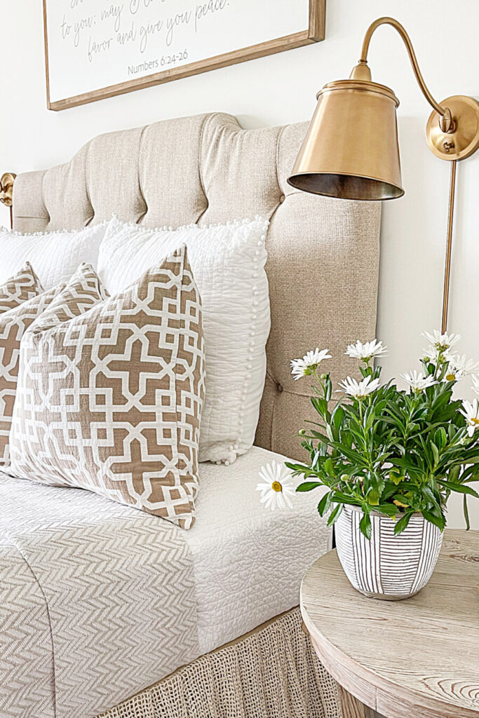 CLASSIC DCOR TENDS- CLASSIC PATTERN PILLOW ON BED
