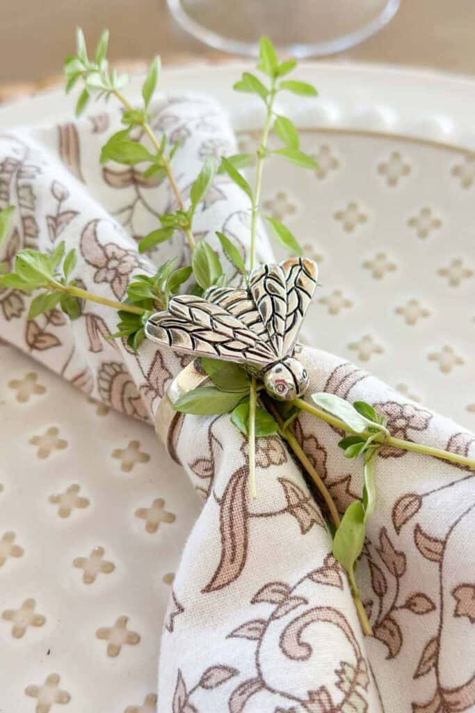 bee napkin ring