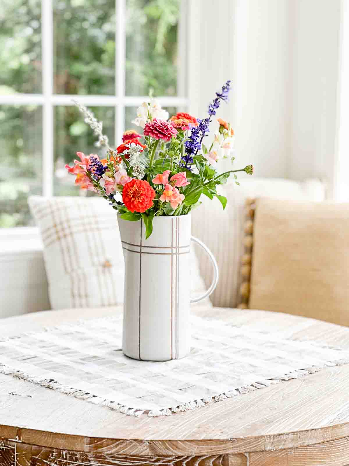 CUT GARDEN FLOWERS IN A VASE