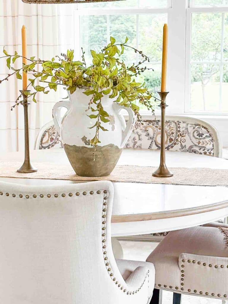 Dining room with a large centerpiece-decorating mistakes
