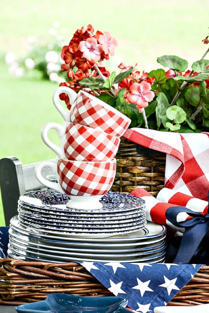 RED, WHITE AND BLUE ITEMS TO USE ON A SUMMER PATIO