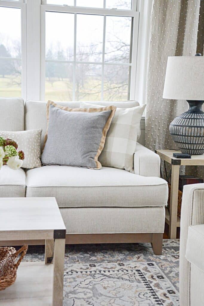 CLASSIC DECOR TRENDS- SOFA WITH SIMPLE CLEAN LINES