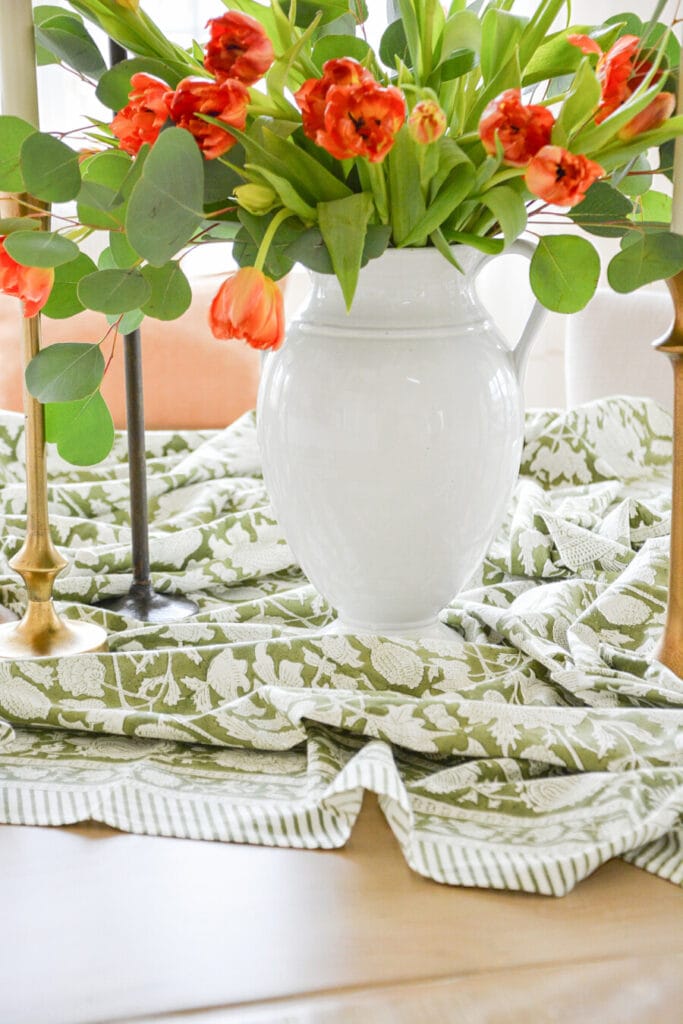 table centerpiece ideas- BEAUTIFUL GREEN AND WHITE TABLECLOTH