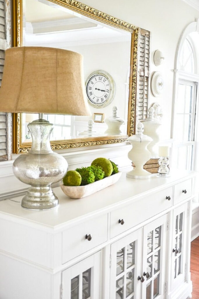 BUFFET IN A DINING ROOM